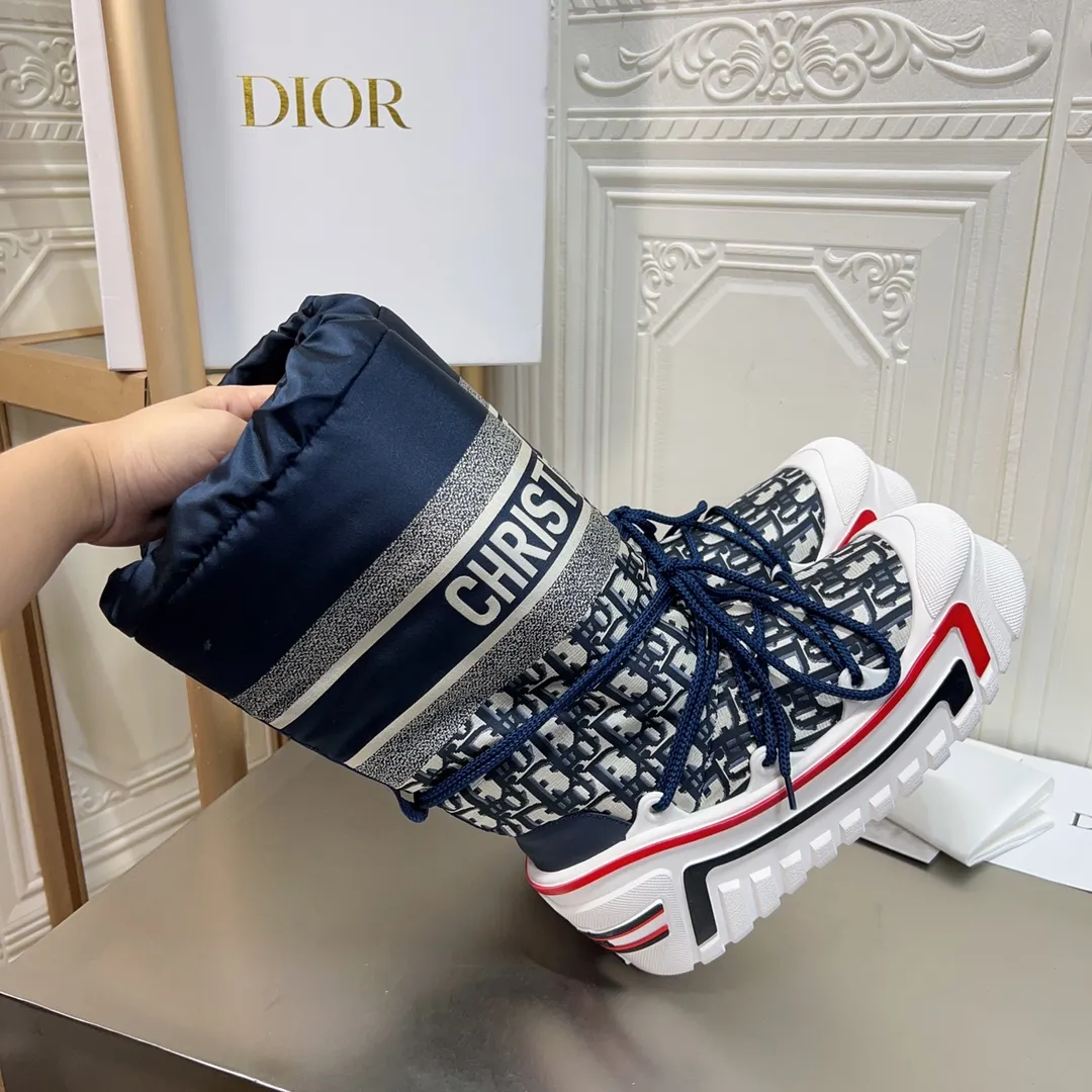 Men's shoes p600! The highest version on the market, Dior Dior's king style snow boots, ski boots, fat and cute, so cute →_→ from the DiorAlps limited series, unique. Shiny nylon Oblique print upper with criss-cross straps for an ideal fit. The technical fabric of the boot shaft, short-cut version, can be worn in the city or in the mountains. It makes the calf slimmer and taller, warm and concave. The boot shaft and sole are made of original waterproof padded lining. The embroidered fabric is original star ⭐ rubber non-slip thick sole and multi-module combination outsole. The size is 35-40. 41Customized